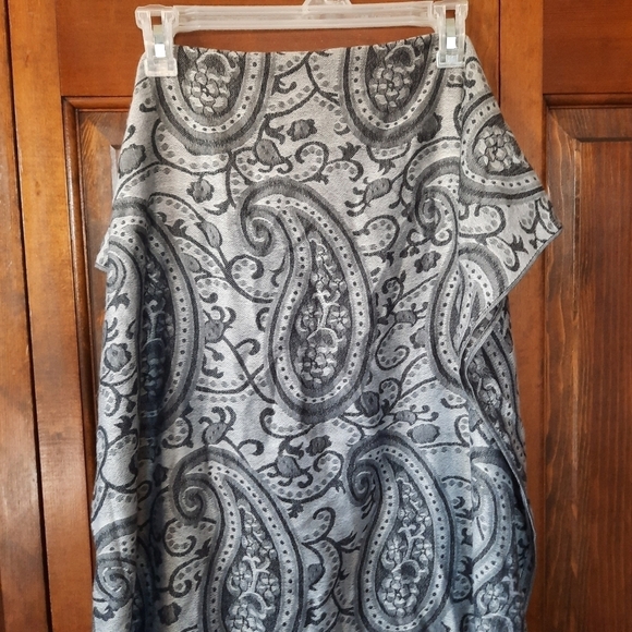 Gray maroon paisley pattern knit scarf with fringe - Picture 7 of 9